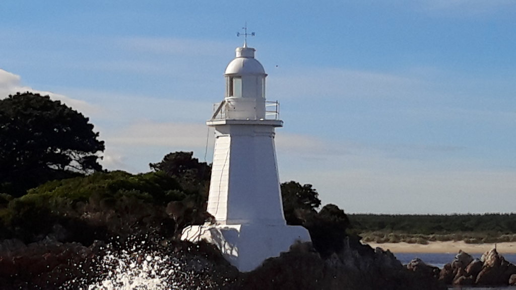 Hells-Gate-Channel-Lighthouse-Strahan-Tas.jpg